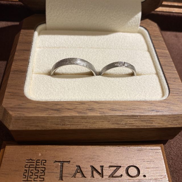 【TANZO.(鍛造指輪)の口コミ】 デザインは夫婦で考えました。
お互いに槌目と和紙のマット加工をしてもら…