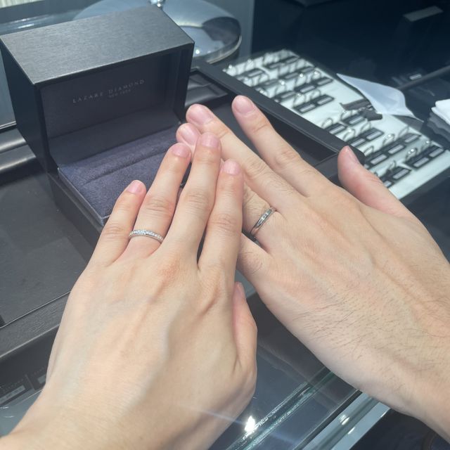 【ラザール ダイヤモンド(LAZARE DIAMOND)の口コミ】 丸みを帯びたデザインのため、指を通した時の着け心地がとても良いです。…