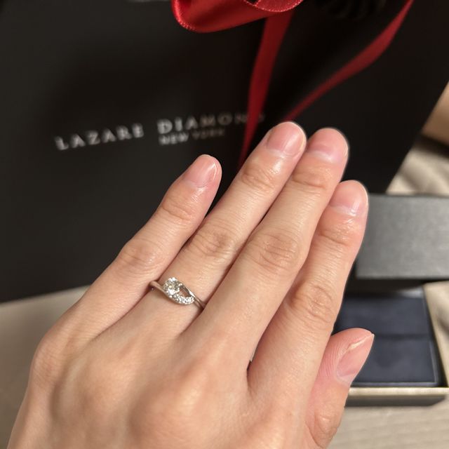 【ラザール ダイヤモンド(LAZARE DIAMOND)の口コミ】 普段使いができるようにデザイン性のある婚約指輪を選びました。王道のデ…