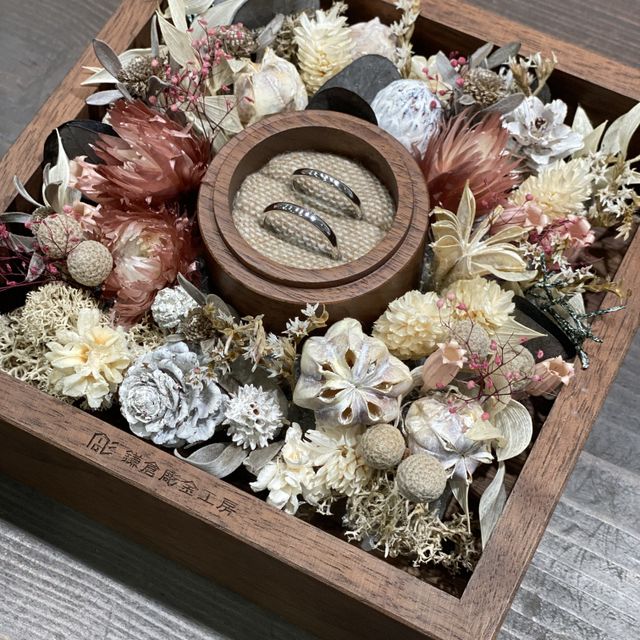 【鎌倉彫金工房の口コミ】 指輪のデザインもいくつか種類がありましたが婚約指輪との重ね付けを前提…