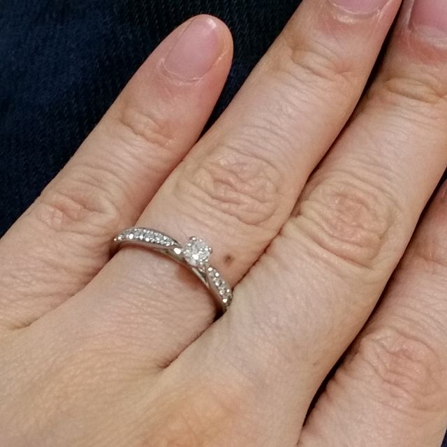 【銀座ダイヤモンドシライシの口コミ】 典型的な婚約指輪のデザイン。まわりのダイヤモンドもとてもきれい。婚約…