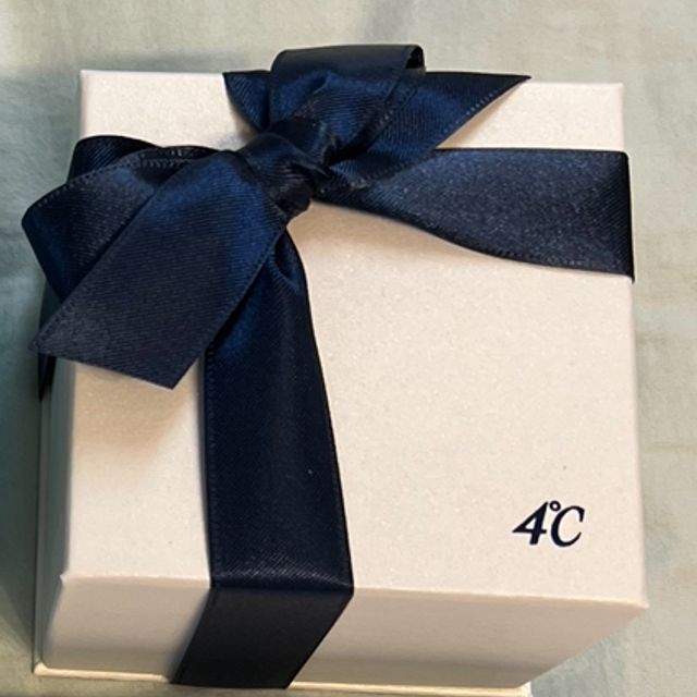 【4℃ BRIDAL(ヨンドシーブライダル)の口コミ】 ダイヤモンドが多い為、どの角度でもキラキラして見えるのと、仕事上お金…