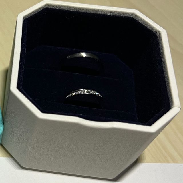 【4℃ BRIDAL(ヨンドシーブライダル)の口コミ】 ダイヤモンドが多い為、どの角度でもキラキラして見えるのと、仕事上お金…