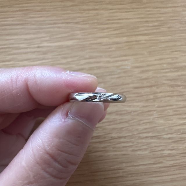 【アイプリモ(I-PRIMO)の口コミ】 斜めにカットが入ってその中にダイヤが埋め込まれてる。
仕事柄堂々と出来…