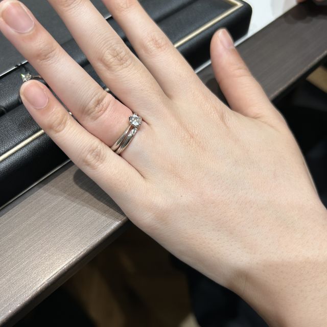 【ラザール ダイヤモンド(LAZARE DIAMOND)の口コミ】 ダイヤモンドが綺麗に七色に輝きます！
光が当たっている時だけではなく、…