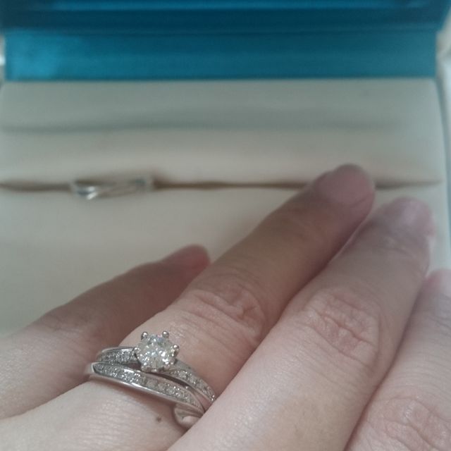 【銀座ダイヤモンドシライシの口コミ】 ダイヤの煌きと指が細くなるデザインにひかれて婚約指輪を購入し、結婚指…