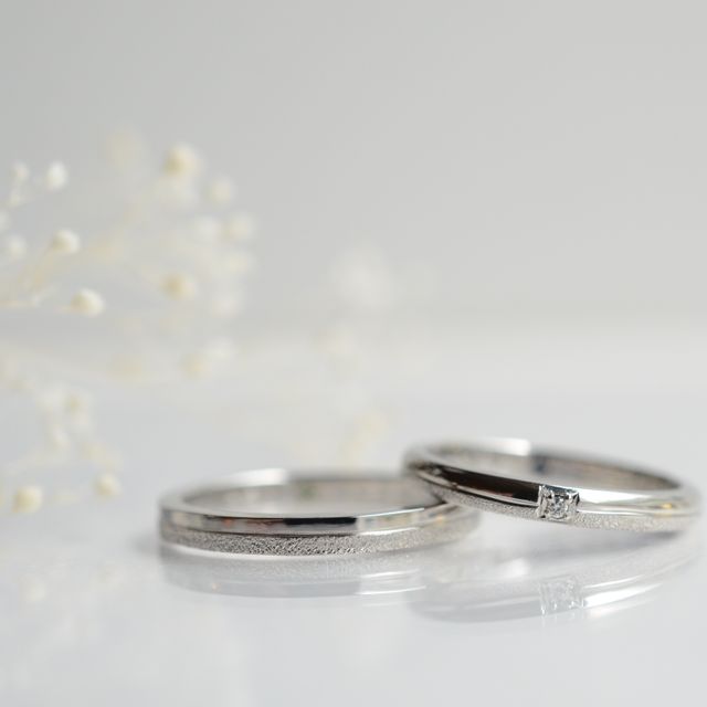 【CRAFY(クラフィ)の口コミ】 プラチナ、スターダスト加工、センターライン彫りでシンプルな指輪にさり…