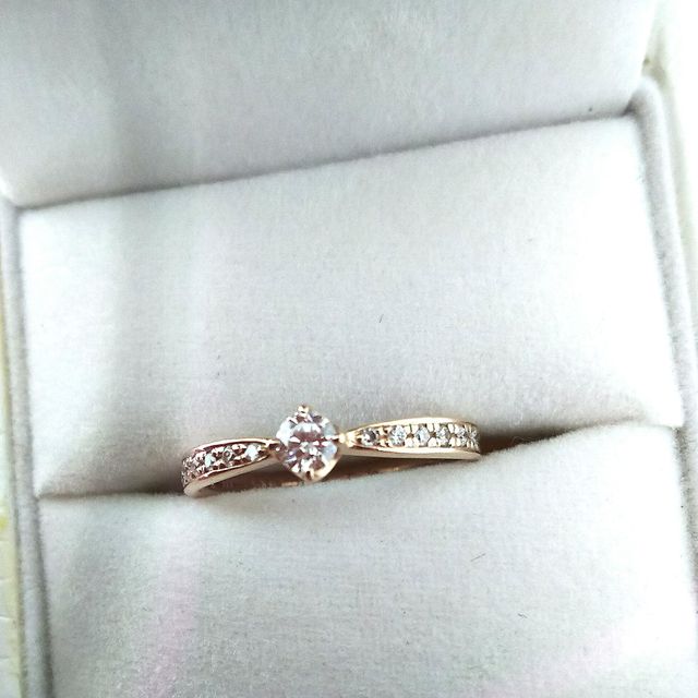【組曲ジュエリーの口コミ】 シルバーやゴールドの指輪が婚約指輪が多い中、ピンクゴールドという色味…