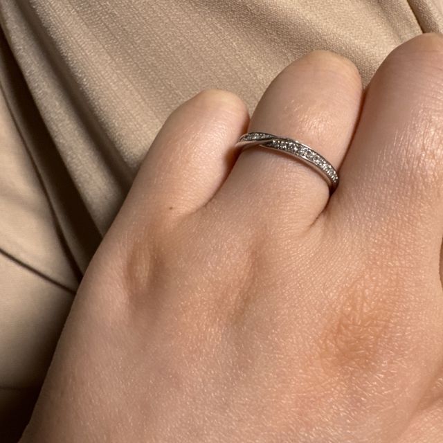 【銀座ダイヤモンドシライシの口コミ】 斜めのデザインとダイヤモンドが多くてかわいいです。
着け心地も悪くあり…