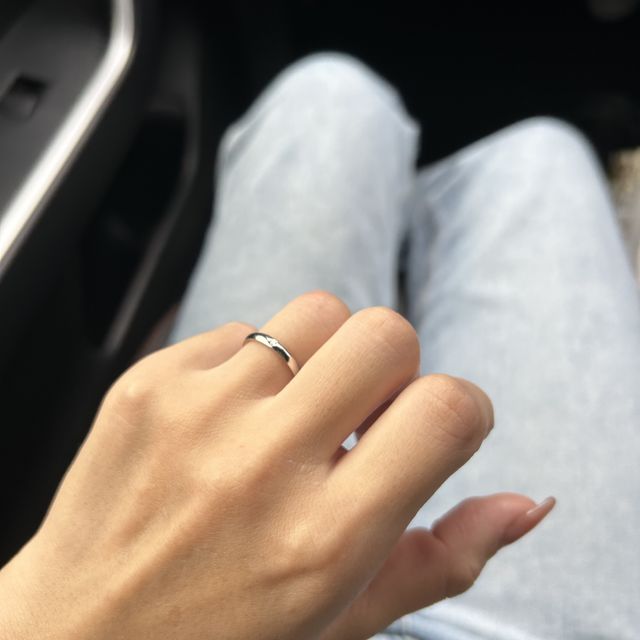 【insembre(インセンブレ)の口コミ】 ストレートでシンプルなデザインです。あまり派手なものを付けれない方に…