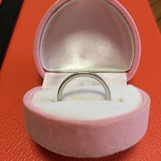 【4℃ BRIDAL(ヨンドシーブライダル)の口コミ】 結婚指輪として購入しました。10粒のダイヤが埋め込まれているので豪華で…