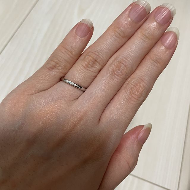 【Something Blue(サムシングブルー)の口コミ】 ホワイトダイアモンドとブルーダイアモンドがさりげなくキラっとするとこ…