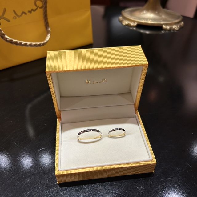 【ケイウノ ブライダル(K.UNO BRIDAL)の口コミ】 外側を万人受けするようなシルバーにすることで、しかし本人達にしか知ら…