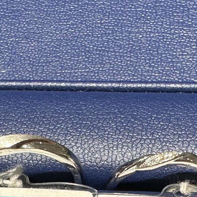 【銀座ダイヤモンドシライシの口コミ】 v型だが見る角度によってはウェーブのように見える指輪を今回購入した。指…