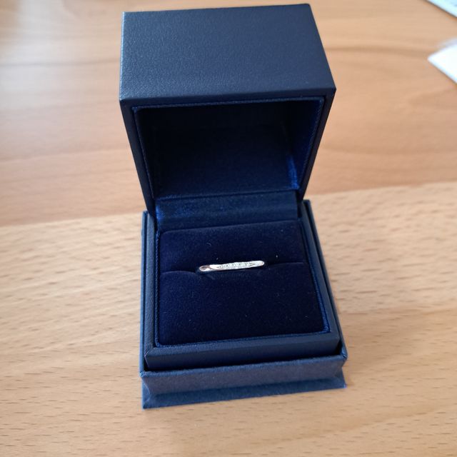 【銀座ダイヤモンドシライシの口コミ】 高級感ある輝きで結婚式の明るい式場で煌めいてました。
装着してみたかん…