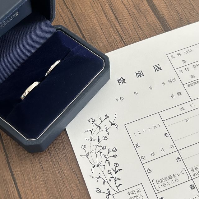 【銀座ダイヤモンドシライシの口コミ】 シンプルなデザインで、職場でもつけやすいものにしました。私は細身のリ…