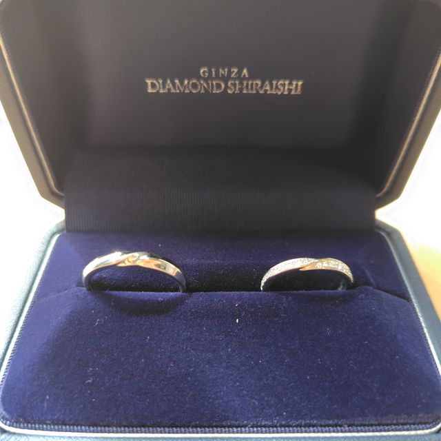 【銀座ダイヤモンドシライシの口コミ】 指輪の試着をしていく中で、私の指には曲線のデザインが入った指輪の方が…