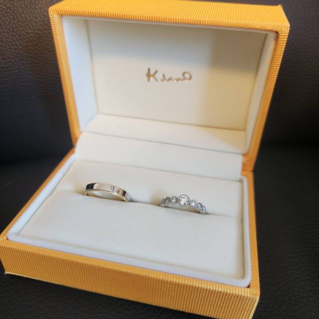 【ケイウノ ブライダル(K.UNO BRIDAL)の口コミ】 2本ともメイン素材はプラチナとし、フチにゴールドをあしらいました。私の…