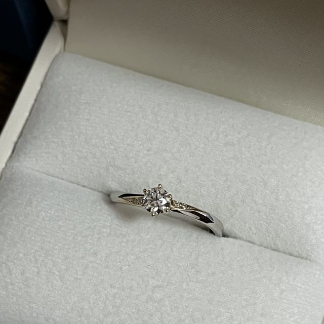 【RosettE(ロゼット)の口コミ】 プラチナのリングにゴールドのラインが入っており、ゴールドも強調が強く…