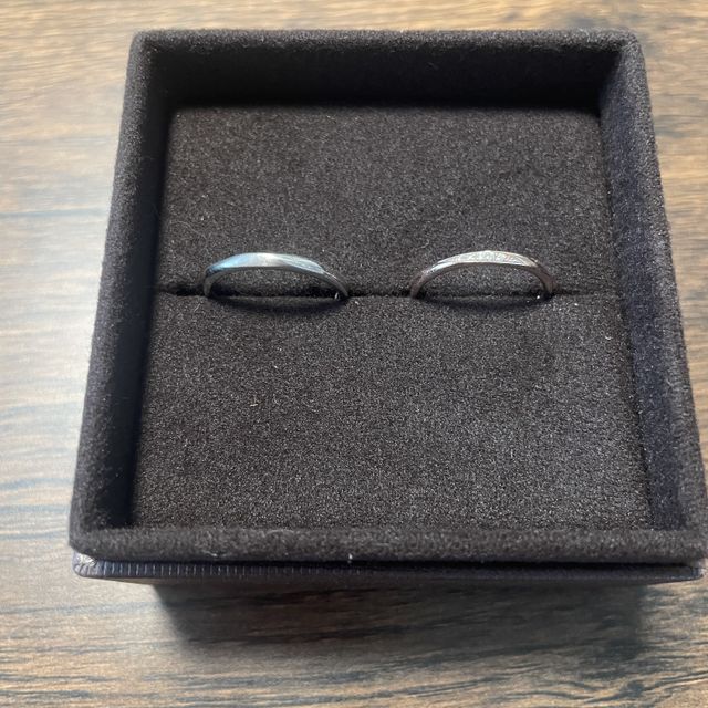 【Ankhore(アンクオーレ)の口コミ】 ペアで色が違うところが2人とも気に入ってます。石も控えめですがキラキラ…