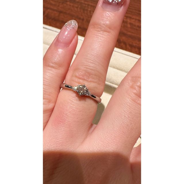 【ギンザタナカブライダル(GINZA TANAKA BRIDAL)の口コミ】 両サイドにダイヤがついてますが、派手すぎず華奢に見えるデザインで、上…