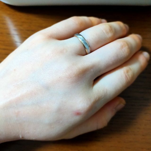 【BONDS(ボンズ)の口コミ】 夫とともに、個性的でリーズナブルな結婚指輪を探していました。多くの結…