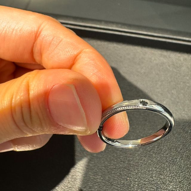 【エクセルコダイヤモンド(EXELCO DIAMOND)の口コミ】 ブラックダイヤモンドに、ラインの鋲打ちというとても素敵なデザインで、…