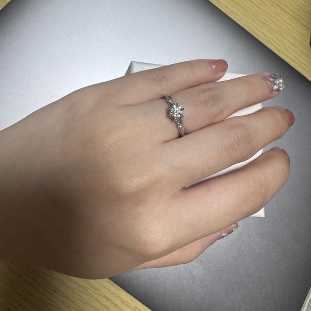 【銀座ダイヤモンドシライシの口コミ】 デザインの種類が多くて、いろんな指輪のデザインの中から試着させていた…