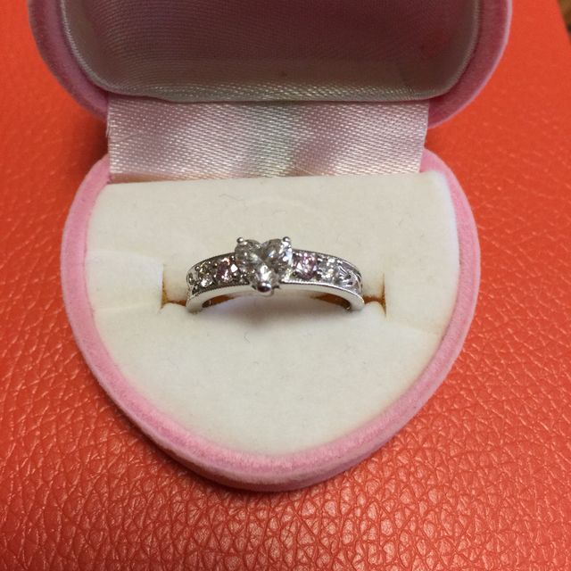 【ラフィオリジナルの口コミ】 色々なところで婚約指輪を探し、海外ブランドのものもつけてみましたが雑…