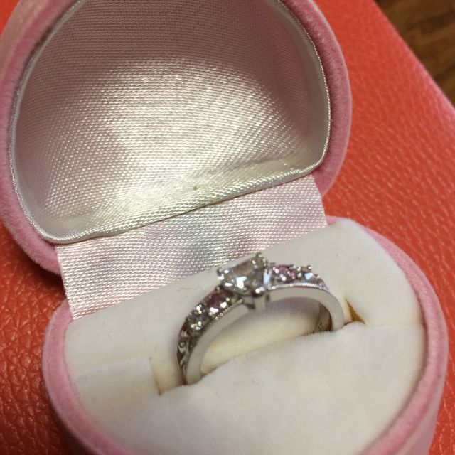 【ラフィオリジナルの口コミ】 色々なところで婚約指輪を探し、海外ブランドのものもつけてみましたが雑…