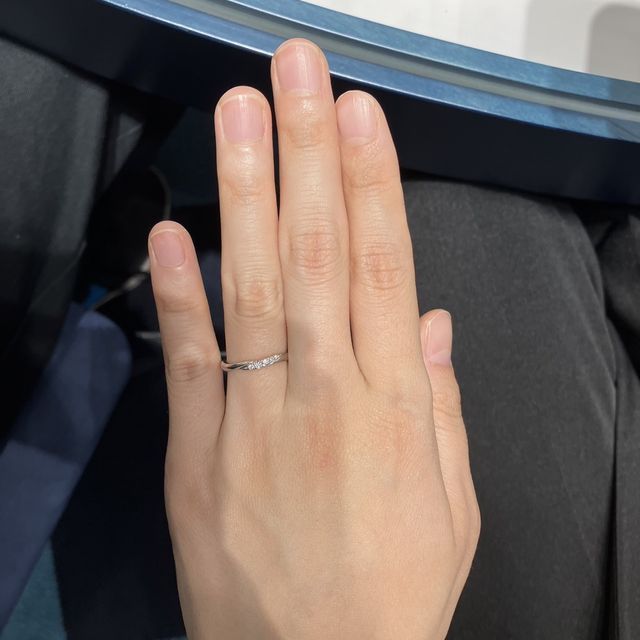 【銀座ダイヤモンドシライシの口コミ】 ウェーブタイプを希望の彼に対し私はストレートのリングが好みでした。ウ…