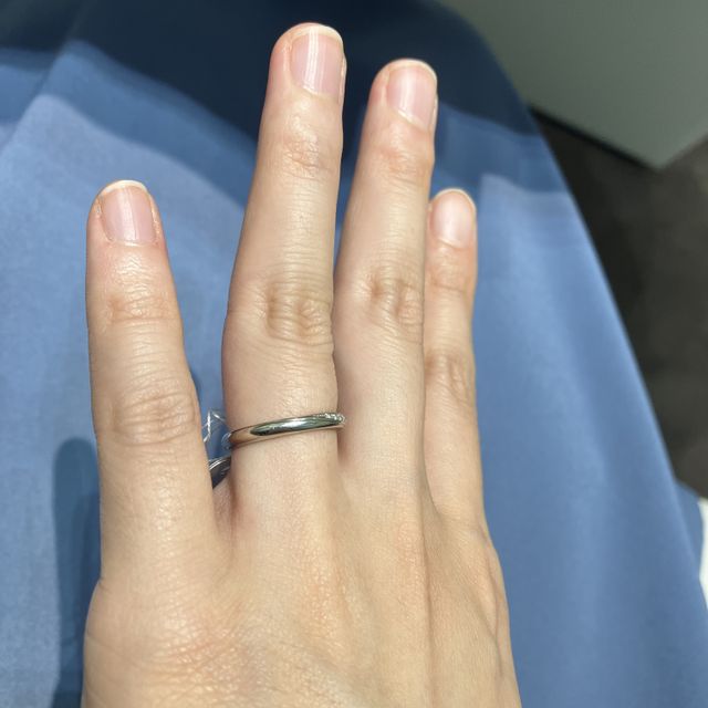 【4℃ BRIDAL(ヨンドシーブライダル)の口コミ】 ストレートリングですがダイヤモンドが斜めに入っていることで角度によっ…