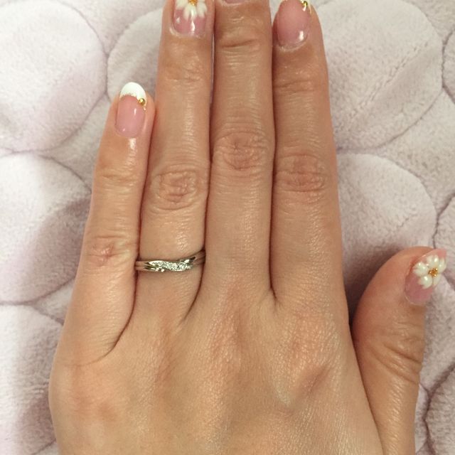 【銀座ダイヤモンドシライシの口コミ】 左上がりのウェーブのため、はめたときにダイヤの流れが指に対して真横に…