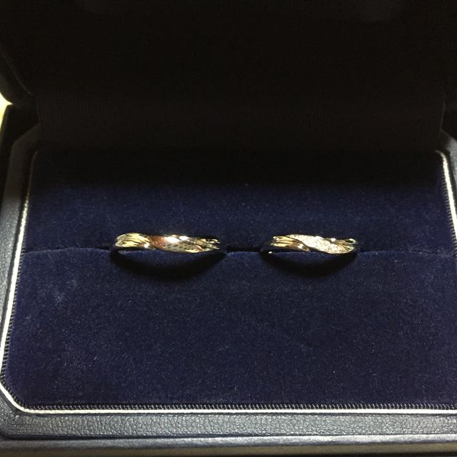 【銀座ダイヤモンドシライシの口コミ】 左上がりのウェーブのため、はめたときにダイヤの流れが指に対して真横に…