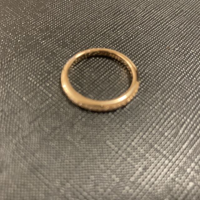 【ラザール ダイヤモンド(LAZARE DIAMOND)の口コミ】 デザインはハーフエタニティ。
カラーはピンクゴールド。
婚約指輪の定番…