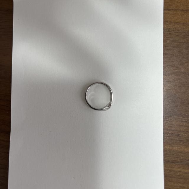 【hitotsuchi(ヒトツチ)の口コミ】 一捻りされたデザインに2人で気に入りました。プラチナか、ゴールドか最後…