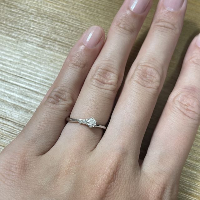 【ラザール ダイヤモンド(LAZARE DIAMOND)の口コミ】 メレダイヤ付きの指輪を探していました。
いくつか見ていたところ、左側に…