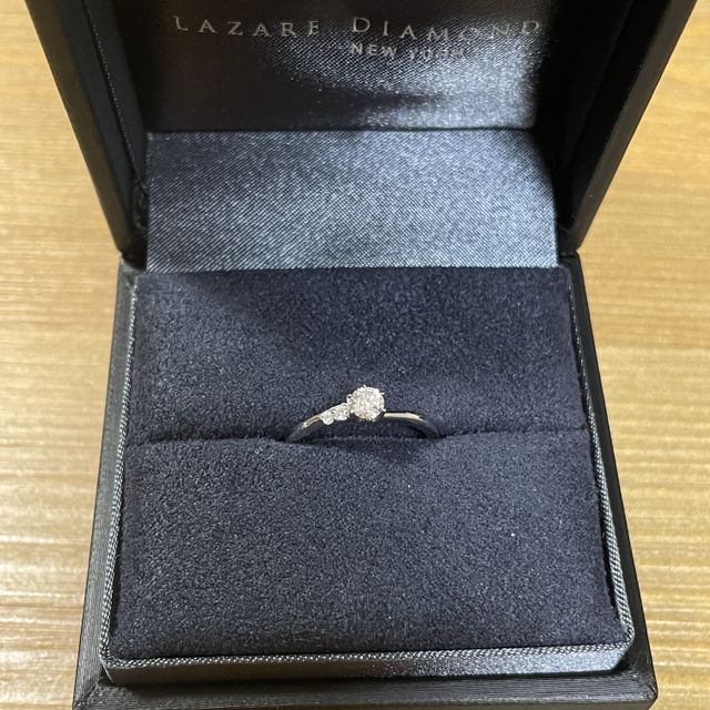 【ラザール ダイヤモンド(LAZARE DIAMOND)の口コミ】 メレダイヤ付きの指輪を探していました。
いくつか見ていたところ、左側に…