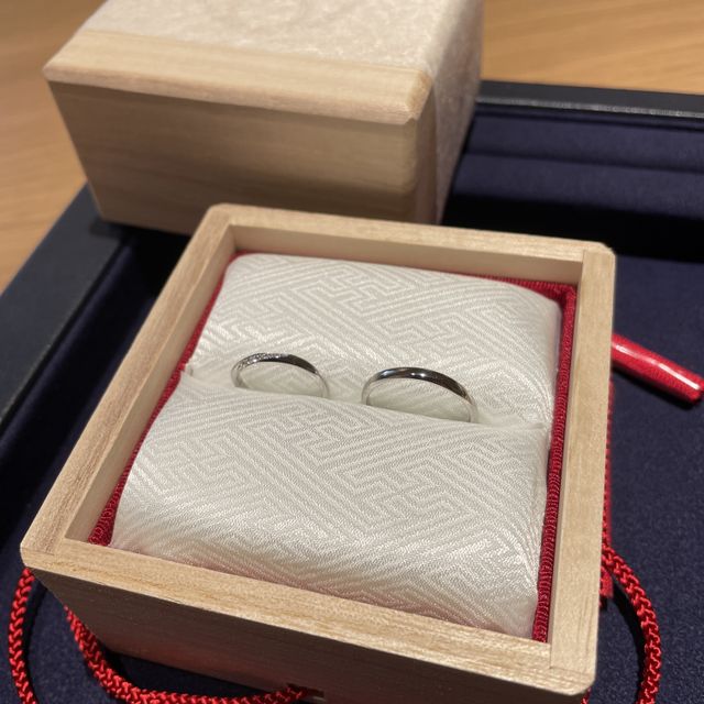 【TOMOE(トモエ)の口コミ】 【婚約指輪】
シンプルなのにダイヤがきちんと主張されていて日常的にも身…