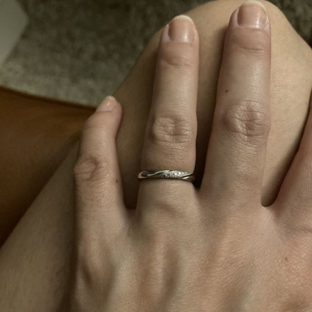【エクセルコダイヤモンド(EXELCO DIAMOND)の口コミ】 指輪はシンプルで、真ん中にダイアモンド7つあります。女性は指が細く関節…