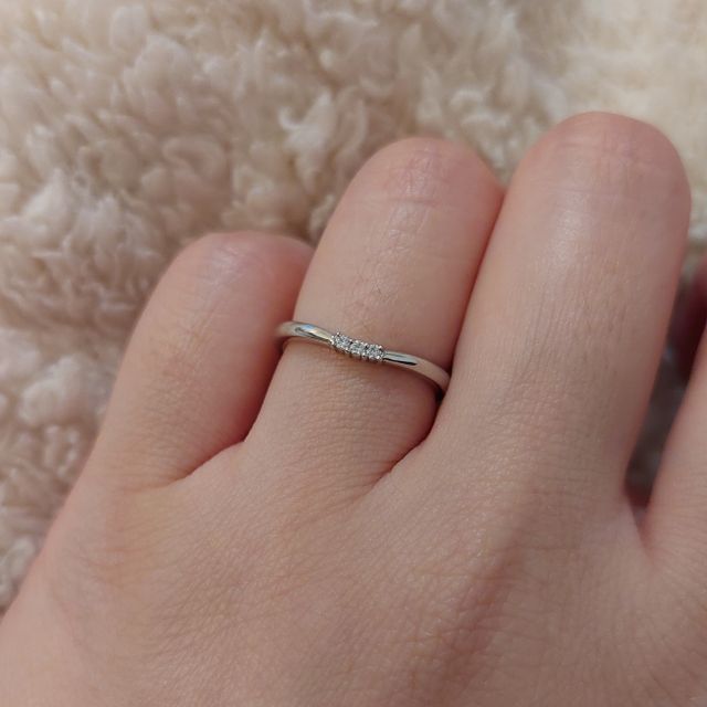 【アイプリモ(I-PRIMO)の口コミ】 細く華奢なデザインだが、ストレートではなく少し曲線のあるところがさら…