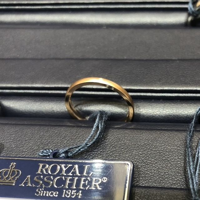 【ROYAL ASSCHER(ロイヤル・アッシャー)の口コミ】 幅は2.0mmから4mmまでで0.5mm刻み、石はダイヤモンドなしから5石まで、マ…