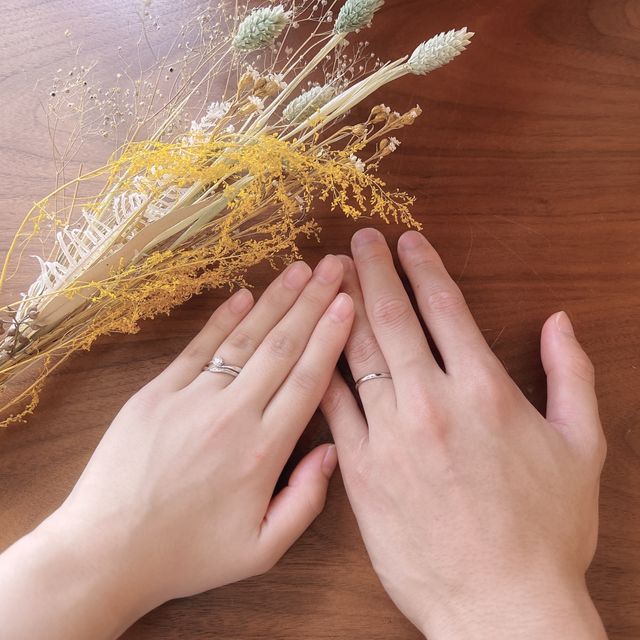 【1122 iifuufu bridal(いい夫婦ブライダル)の口コミ】 ◎デザイン
ダイヤが4石ついていて、控えめながらも品がある指輪でした。ウ…
