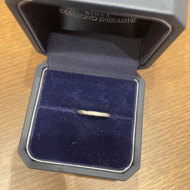 【銀座ダイヤモンドシライシの口コミ】 シンプルでつけやすく、婚約指輪との重ねづけができます。中央にダイヤが…