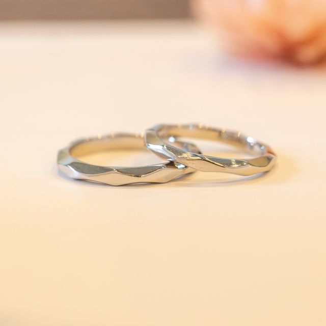 【ジュエリー工房 YAMAMOTOの口コミ】 波打っている指輪に、今後の2人の人生に起きるであろう良い時、そうでない…
