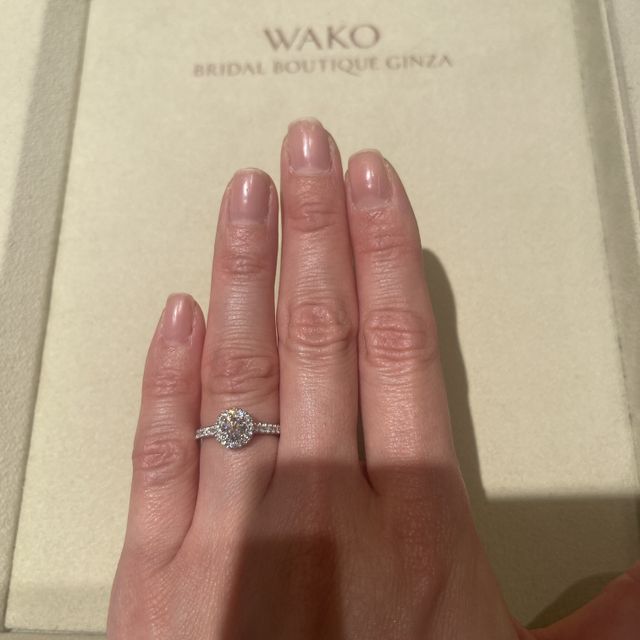 【和光ブライダルブティックギンザの口コミ】 ゴージャスで素敵なデザインだなぁと思い、試着させていただきました。
指…
