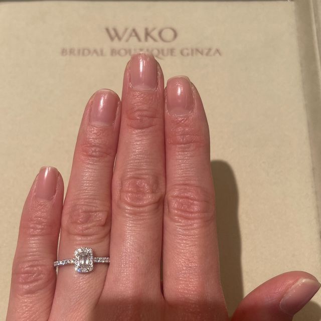 【和光ブライダルブティックギンザの口コミ】 アショカカットダイアモンドの周りに、メレダイヤがついていて、さらにゴ…