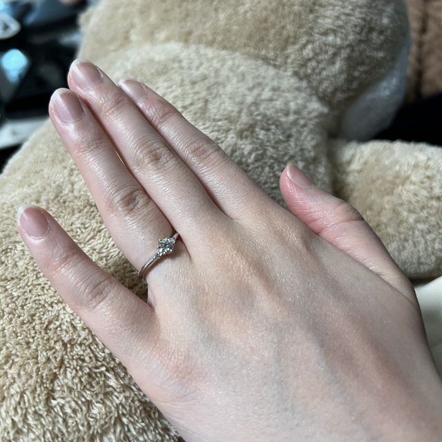 【エクセルコダイヤモンド(EXELCO DIAMOND)の口コミ】 指が細い方なので、デザインが華奢なものを選びました。一生物で長く持つ…