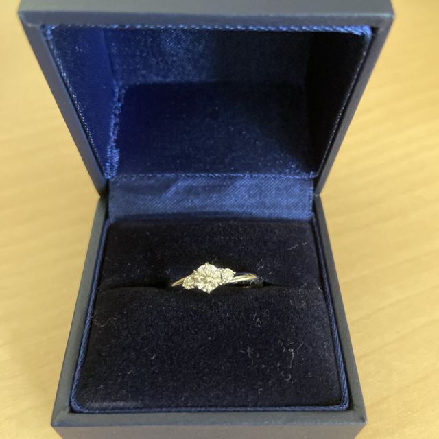 【銀座ダイヤモンドシライシの口コミ】 センターダイヤの左右に小さめのダイヤがついた、流れるようなデザインの…