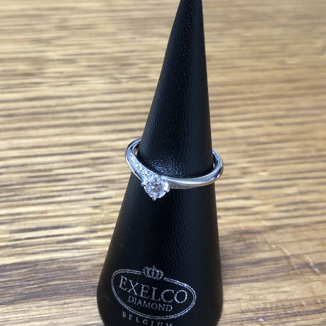 【エクセルコダイヤモンド(EXELCO DIAMOND)の口コミ】 デザイン：中央のダイヤモンドは浮いているようなデザインなので唯一無二…